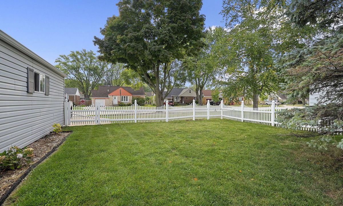 Green Bay House | 1 mi straight walk to Lambeau! Cozy 3 Bed ranch with fenced yard - Pet Friendly!