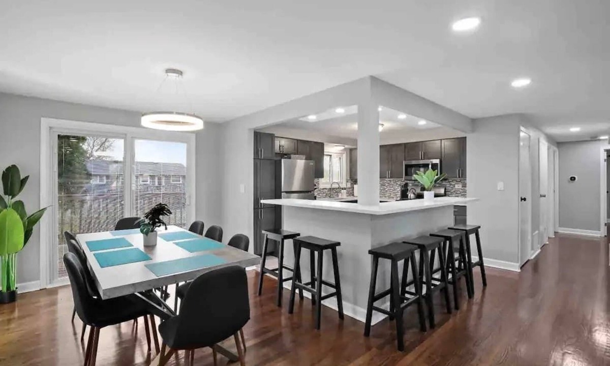 Forestview House | 4BR Near Woodfield Mall & Metra | LCP Collection