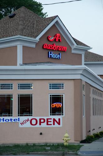 Niagara Falls Hotel | Aashram Hotel by Niagara River
