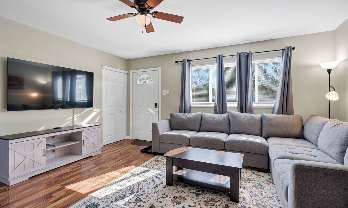 Ballwin House | Charming entire ranch home - 3 bedrooms , 1-restroom, Free drive way parking