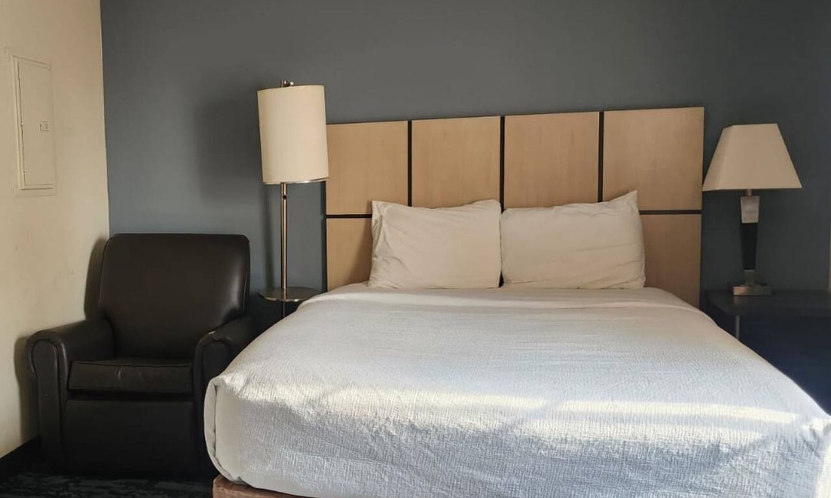 Richfield Hotel | Coratel Suites Extend Stay MSP Airport-Queen Studio Suites Kitchenette NS