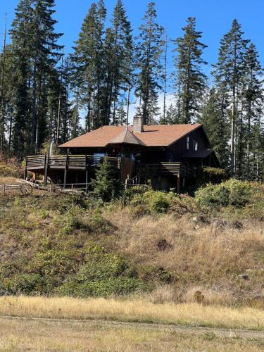 Alvadore Ski Chalet | Deluxe Chalet Retreat near U of O Eugene OR Large groups welcome sleeps 16 Pet stay Free
