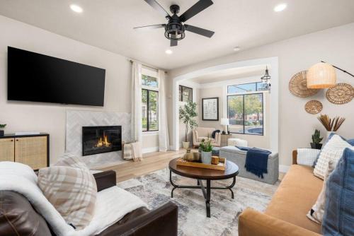 Lodi House | Downtown Lodi l Renovated l 5 Bedrooms l Sleeps 10