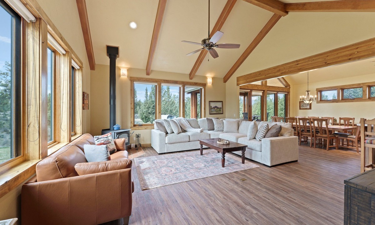 Bend House | High Lowe- Gorgeous Retreat, Hot Tub, A/C, Views, Ponds, Ping Pong, BBQ!