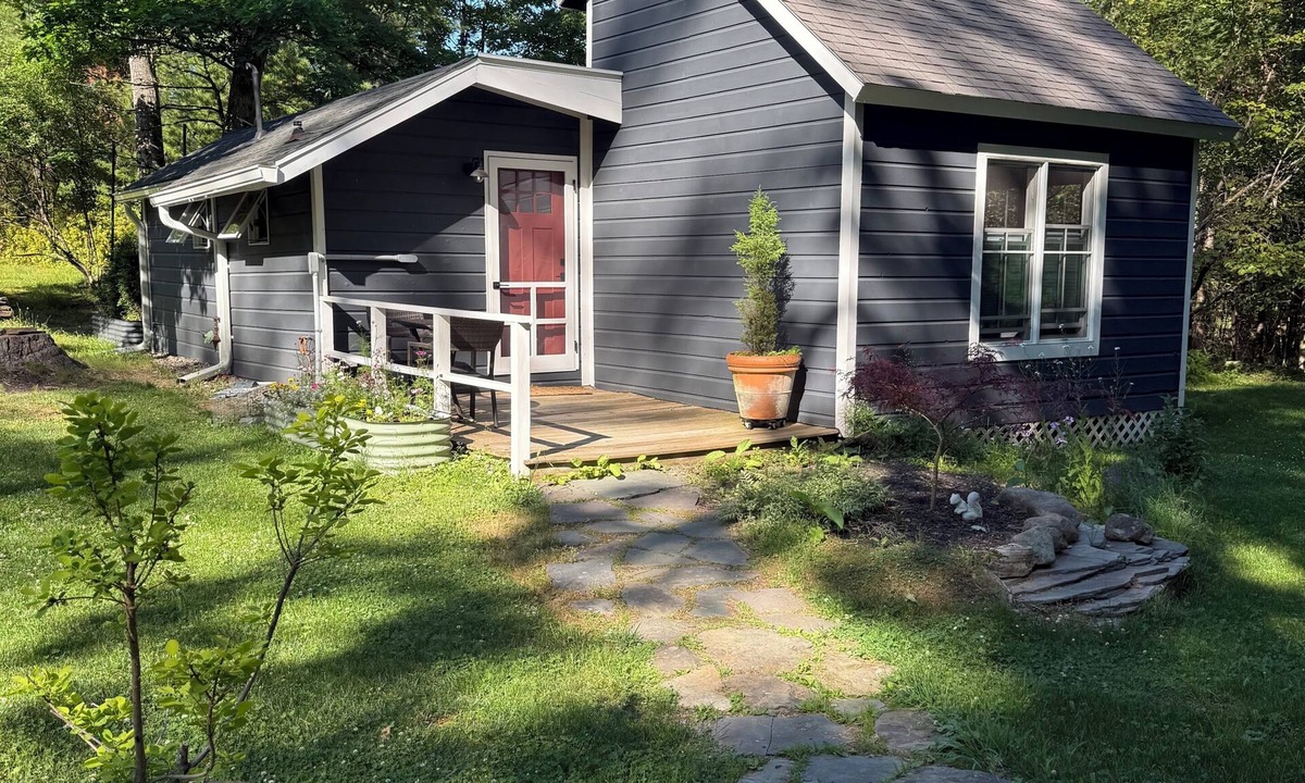 Woodstock Cottage | Junebug Cottage: peace, love and privacy a short walk to Woodstock village green