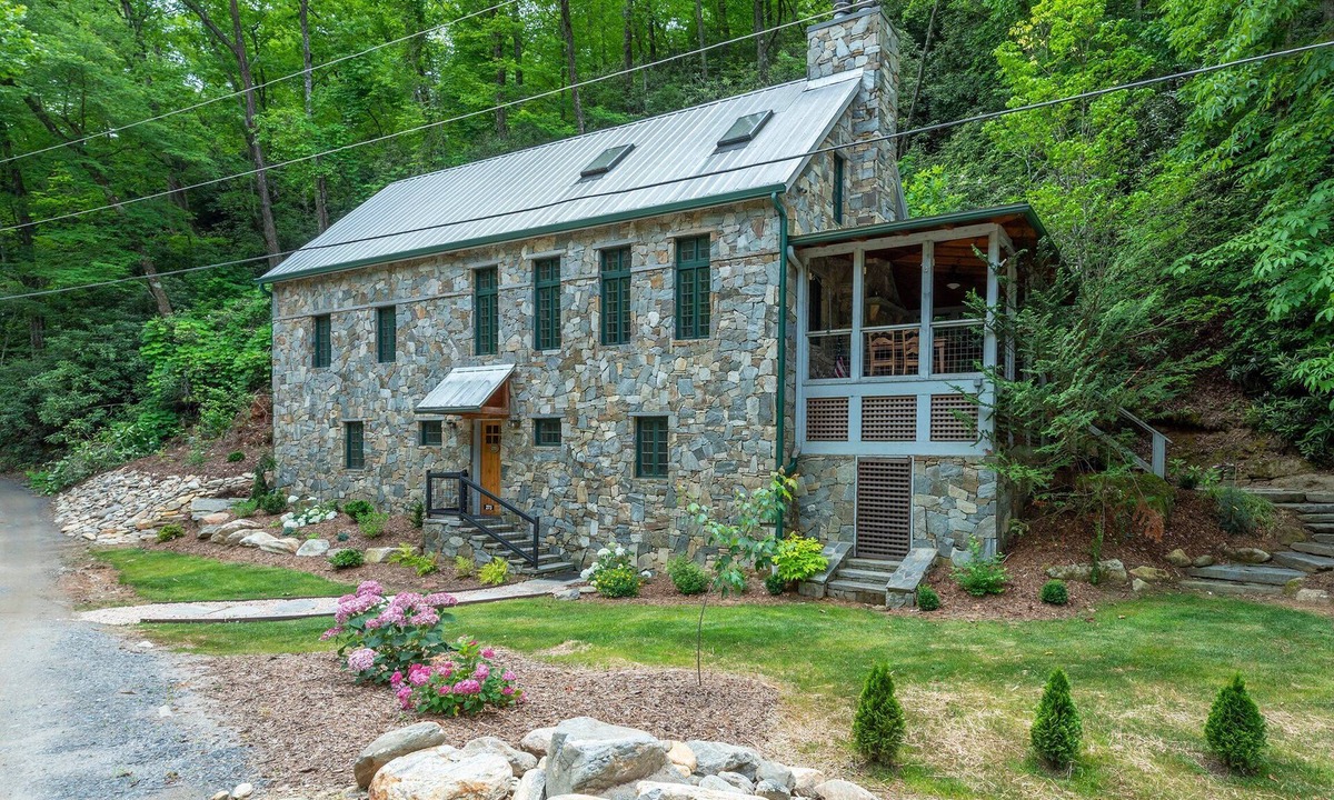 Old Fort Cottage | Kibbin | Pet-Friendly Luxury Stone Cottage on Creek