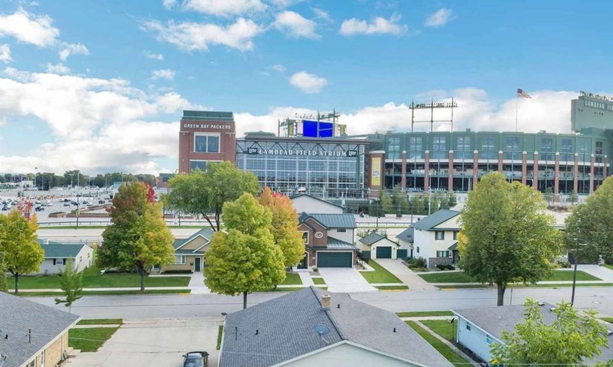 Green Bay House | Lambeau Field View! 3 King Beds & Game Day Ready Party Garage!