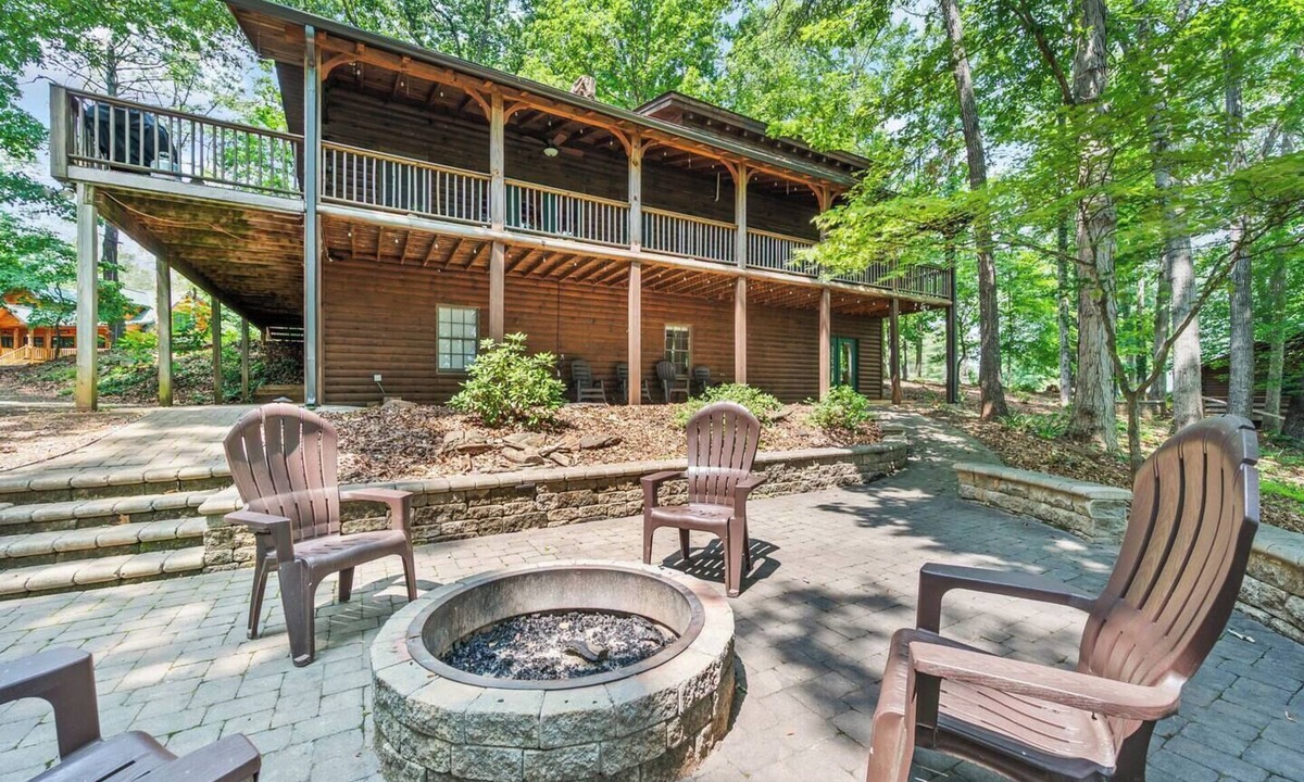 Union Hall Cabin | Main Channel Lots of Water. Soak in a one-of-a-kind oak-barrel hot tub, play a game of pool, and watch the sunrise over the Lake. The Lodge at Pine Haven — a spacious lakefront log home on an 8-acre micro-resort. Book one cabin or all 5 (sleeps 36).