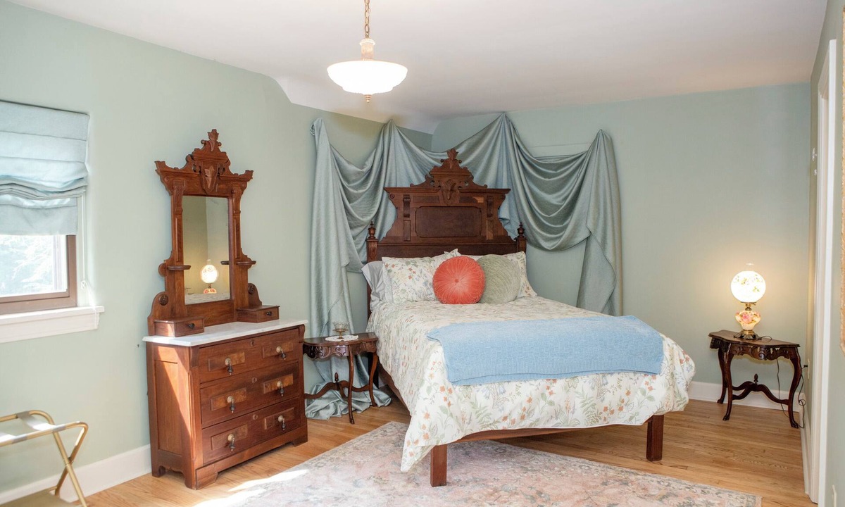 Richfield House | Marvelous lakefront 4-bedroom historical estate in Richfield with AC.