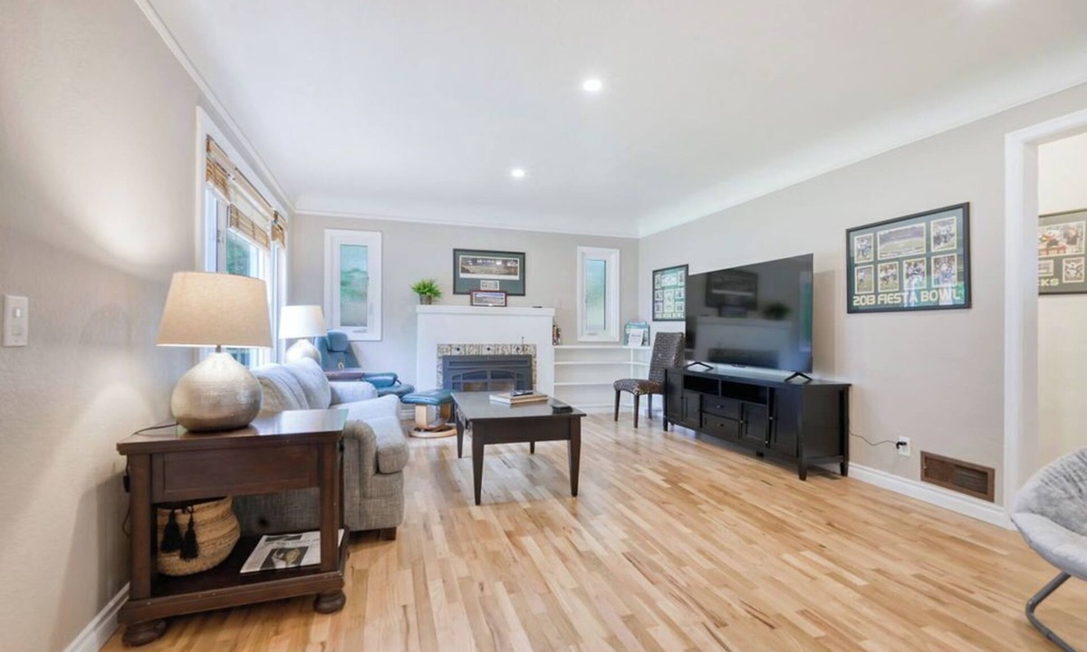 Friendly House | Outstanding Eugene Bungalow on College Hill. 1 mile from U of O Campus
