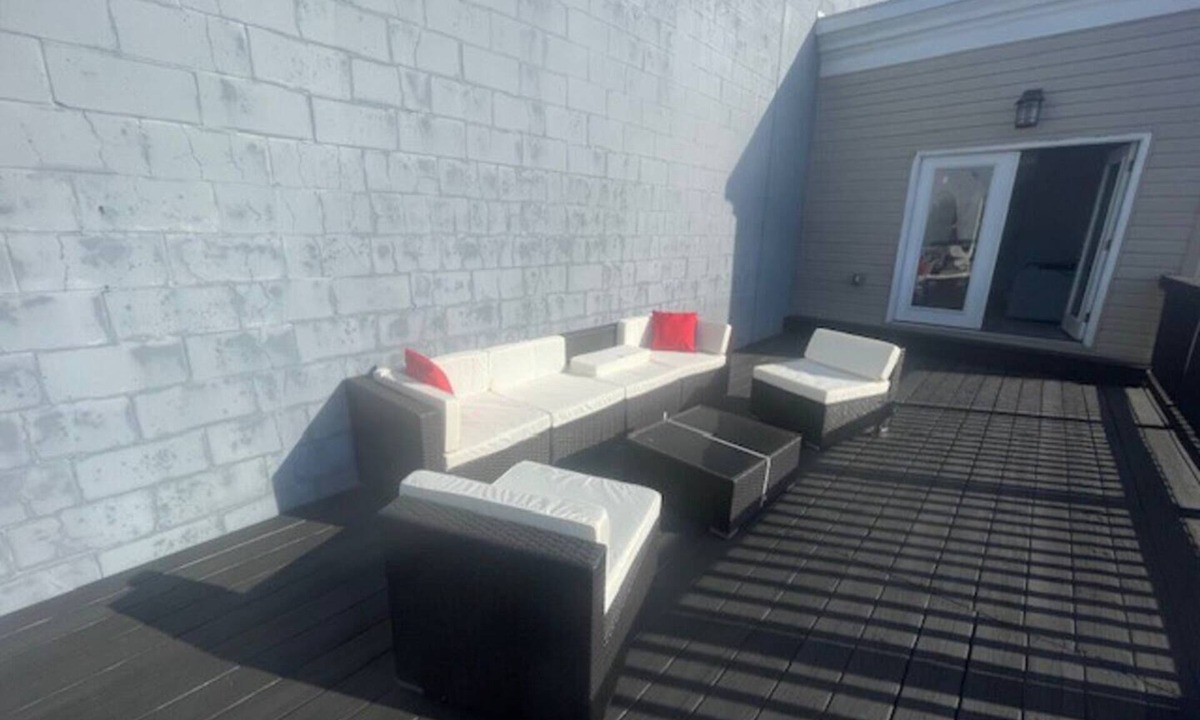 H Street Corridor Apartment | Pent House with Roof Deck near Capitol Hill - U5