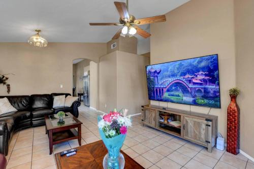 Coral Hills House | Pet-Friendly 3B Vegas Rental Sleeps 8 Families, Groups & Nurses Wellcome!