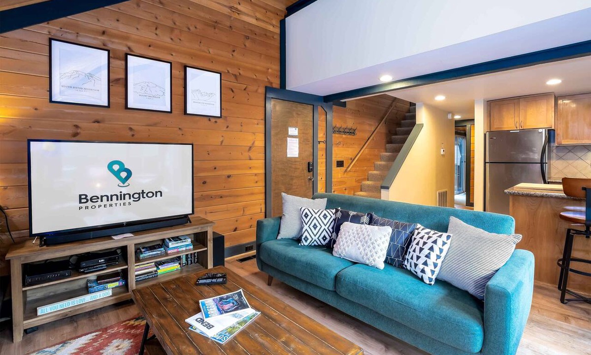 Overlook Park Condo | POLE06 - Classic Cabin, Dog Friendly, Hot Tub, Sleeps 8