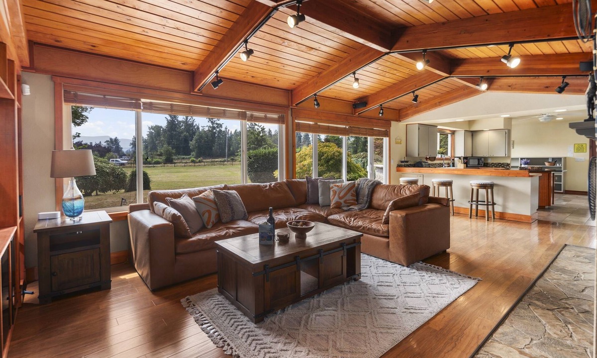 Enumclaw House | Rainier Ranch & Poolside Escape