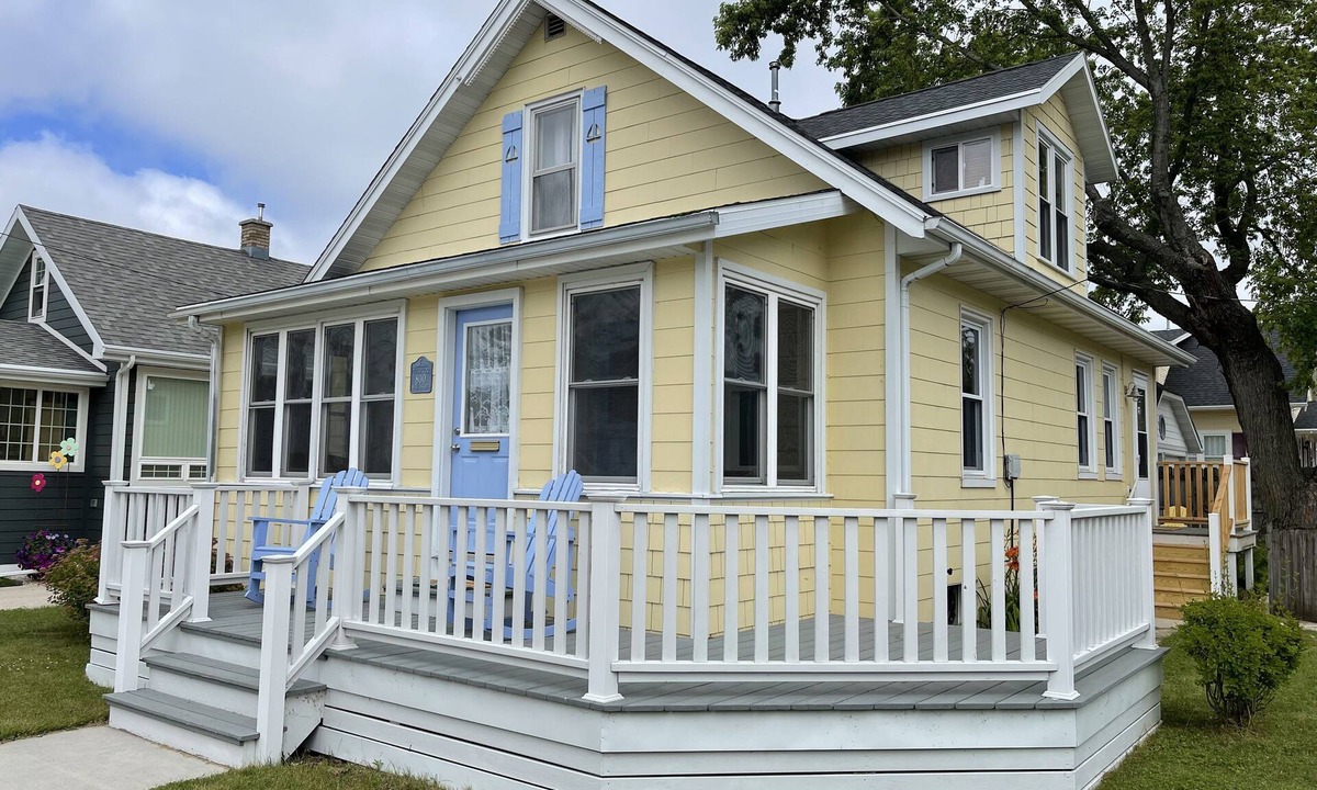 Two Rivers Cottage | See the Lake! Hear the Waves! Steps to the Beach! Entire cottage. 2 bikes.