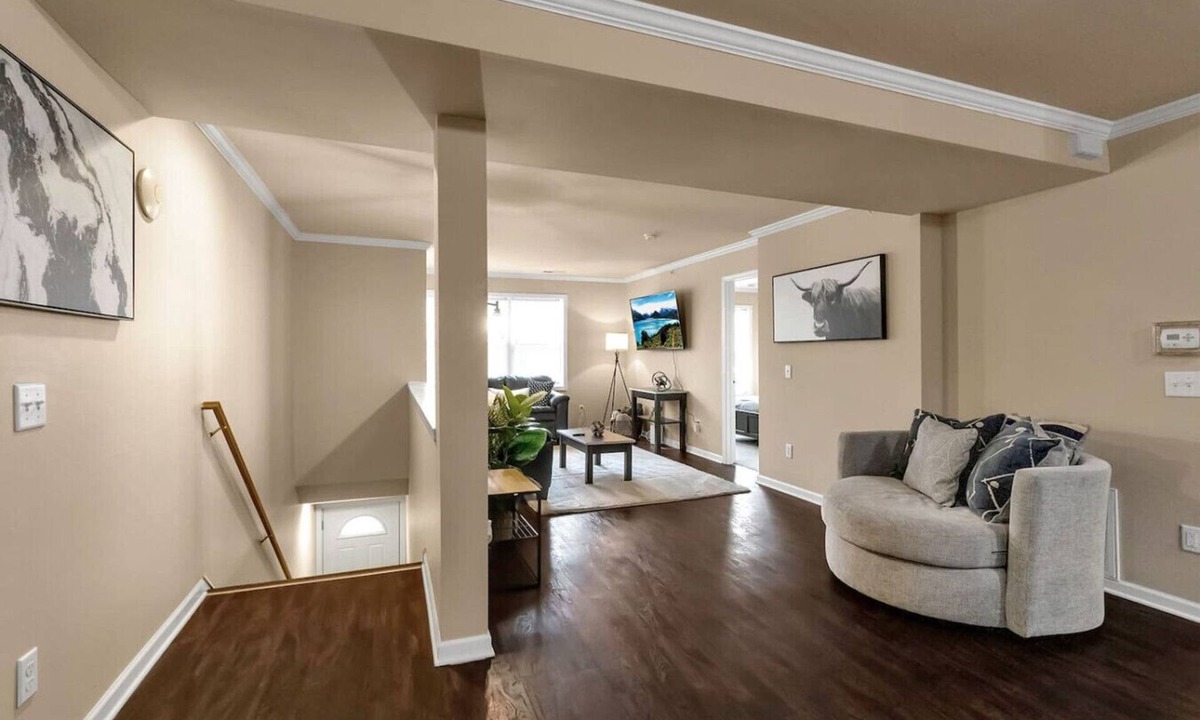 Amherst Apartment | Spacious 3 bed/3 bath apartment near airport/UB