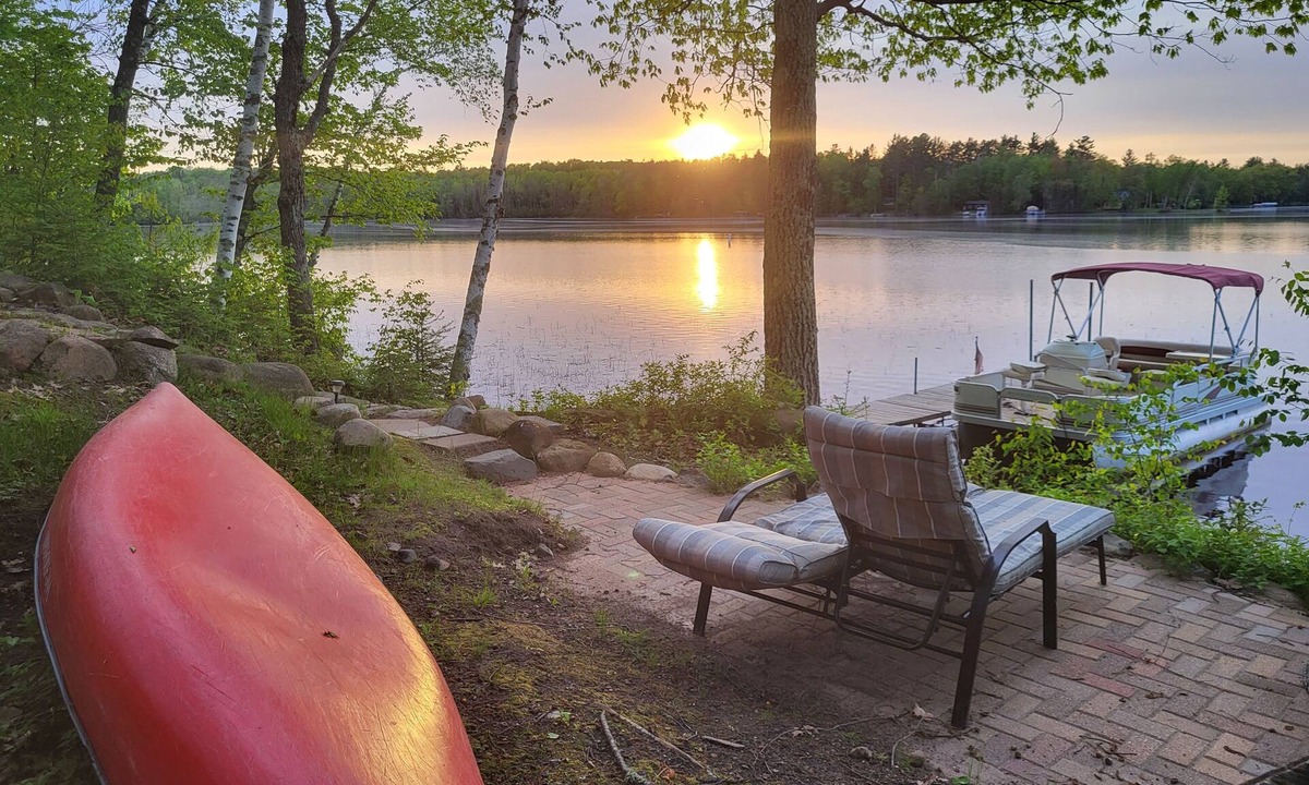 Lake Nebagamon House | The Blue Loon Cabin and pontoon in Northern wi