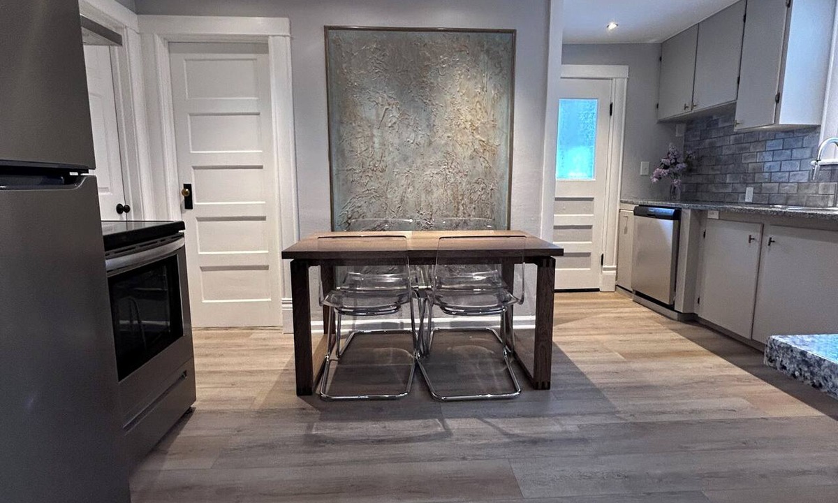 West Eugene Apartment | The Fleur Di Lis - 3 bedroom apartment in welcoming Eugene with WiFi