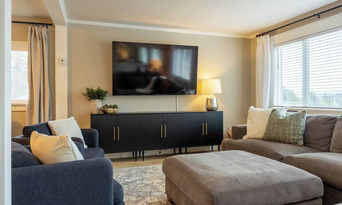 Pullman House | Winter Circle Hideaway - Remodeled + Pet Friendly