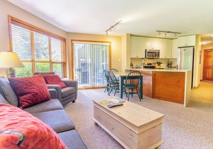 Aspens #252 Prime Ski-in Ski-out Location! Pool, Hot tubs, BBQ, sleeps 6 in Whistler