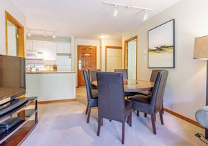 Aspens # 547 Prime Ski-in Ski-out Location! Top Floor Unit, Pool, Hot tubs, BBQ in Whistler
