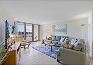 Beachfront penthouse with spectacular views and pool in Marco Island