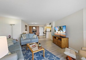 Beachfront penthouse with spectacular views and pool in Marco Island