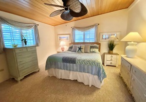 Beautiful Venetian Shores Waterfront 4 bedroom Home away from Home! in Islamorada