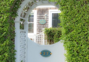 Charming Brant Point 4 bedroom cottage with deck and private yard in Nantucket