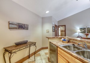 Cozy condo w/free attraction tickets, jetted tub, & pool/hot tub - walk downtown in Gatlinburg