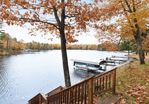 Cozy lakefront villa w/shared docks, boat rentals & on-site restaurant - dogs OK in Eagle River