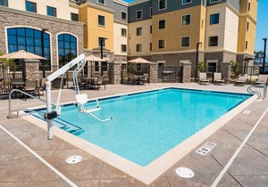 Free Breakfast. Pool. Shared BBQ. King Suite. 30 Min to Oakland Zoo! in Newark