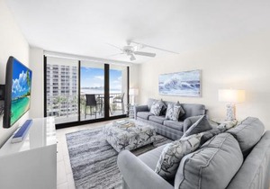 Inviting condo on beach with pool and tennis courts in Marco Island