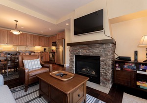 Ski in/Ski Out 2bed/2bath Mountainside Escape in Granby