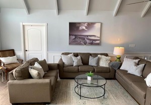 Sprawling Southampton Home w Pool Jacuzzi Near Beach Town in Southampton
