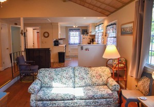Two bedroom sleeping 6 with air conditioning in Dennis Port