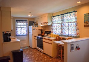 Two bedroom sleeping 6 with air conditioning in Dennis Port