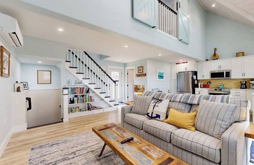 Valois House | 1BR - loft withexpansive lake views, deck & grill