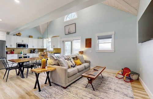 Valois House | 1BR - loft withexpansive lake views, deck & grill