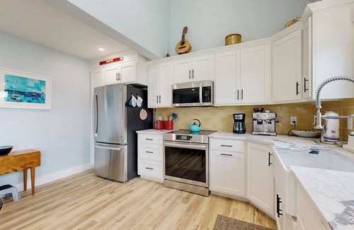 Valois House | 1BR - loft withexpansive lake views, deck & grill