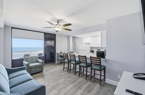 New Britain Condo | 1BR Oceanfront Condo | Balcony & Kitchen + Hot Tub
