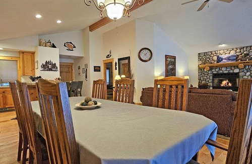 Deer Park House | 21 Whistler-Sunriver, Oregon: Hot Tub, BBQ, WiFi, SHARC Aquatics, Tubing Hill, Mt. Bachelor, Golf, Deschutes River, Tennis, Bike Paths