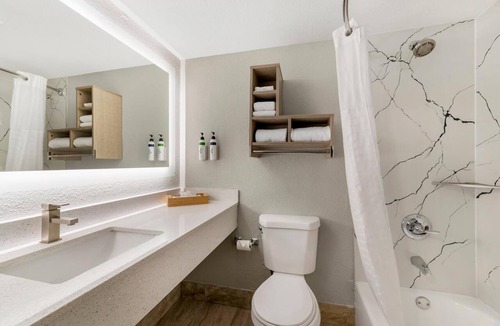 Kansas City Hotel | 3 Bright, Modern Rooms | Breakfast & Outdoor Seasonal Pool | City Market -5.4 mi