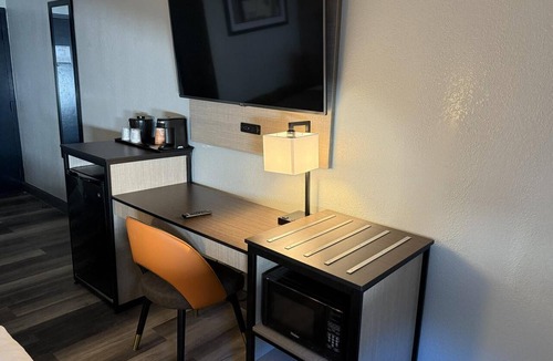 Kansas City Hotel | 3 Bright, Modern Rooms | Breakfast & Outdoor Seasonal Pool | City Market -5.4 mi