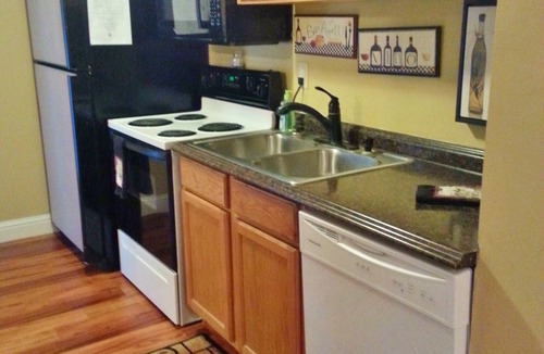 Eureka Villa | Beautiful Villa Close to All St. Louis Attractions! Under 4 miles to Six Flags!