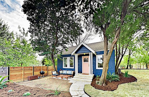 South River City Cottage | Beautifully Remodeled Travis Heights Bungalow w/ Fenced Yard, Walk to SoCo