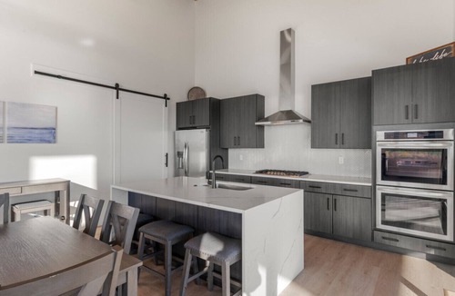 Fish Haven House | Blue Sage Modern Sleeps 27 with Pickleball and Theater