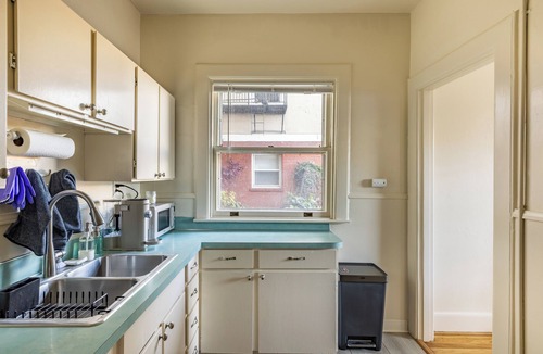 Goose Hollow Condo | Bright, Charming, and Conveniently Located 3-Bedroom Condo in NW Portland