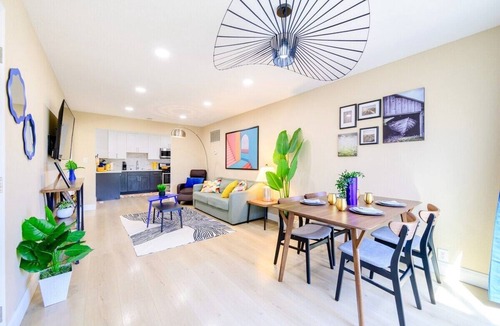 Davis Tract House | Bright & Modern 2BR Retreat– Stylish & Central