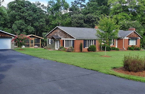 Nebo House | Centrally located at Lake James. Close to Lake James State Park - Paddy's Creek